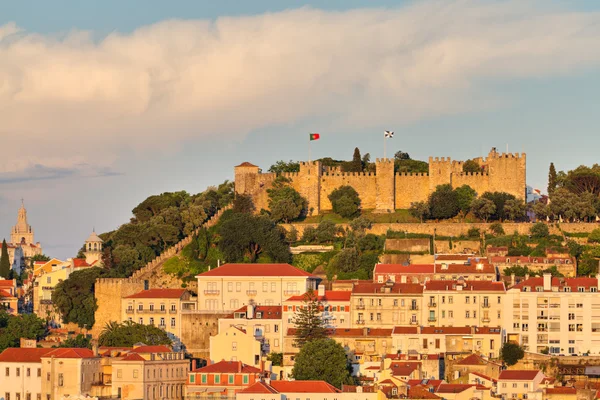 Замок Сан-Хорхе на закате в Лиссабоне, Португалия — стоковое фото