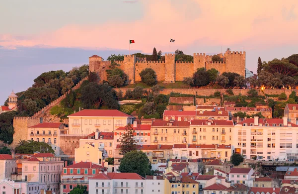 Slottet sao jorge vid solnedgången i lisboa, portugal — Stockfoto