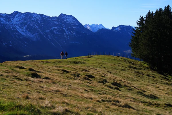 Dois caminhantes nas montanhas — Fotografia de Stock