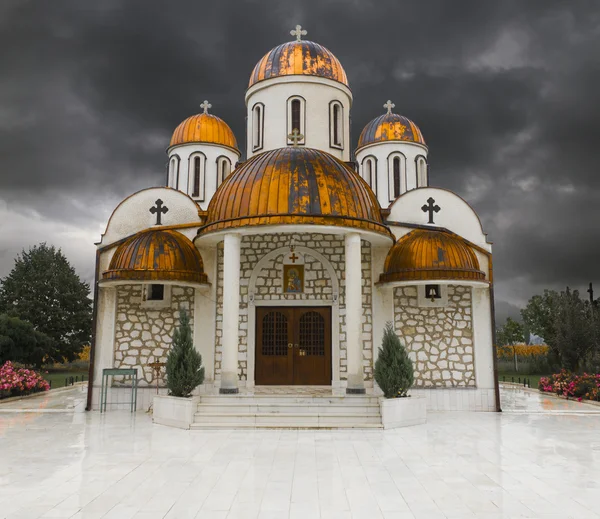Igreja ortodoxa com telhado de cobre e trovão tempestade — Fotografia de Stock