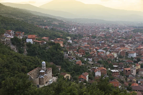 Призрен с храмом Спасителя на закате в Косово — стоковое фото