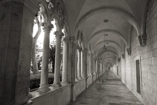 Franciscan cloister in Dubrovnik, Croatia black and white — Stock Photo, Image