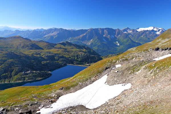 Lago alpino em meio a altas montanhas — Fotografia de Stock