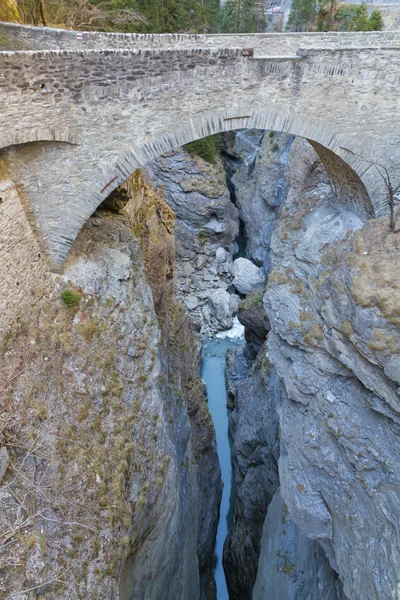 涵盖的石桥，viamala thusis 瑞士附近的岩石裂隙 — 图库照片