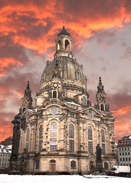 Церковь Девы Марии на закате солнца в Дрездене — стоковое фото