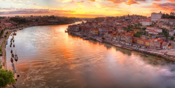 Порто від річки Duoro, захід сонця — стокове фото