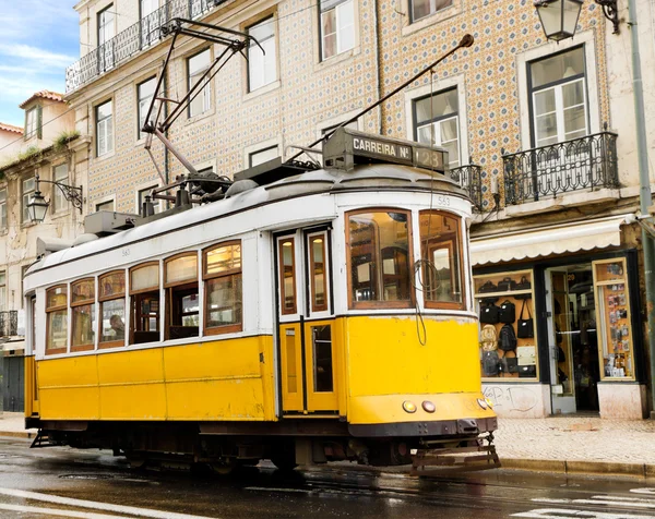 Eléctrico amarelo clássico de Lisboa, Portugal — Fotografia de Stock