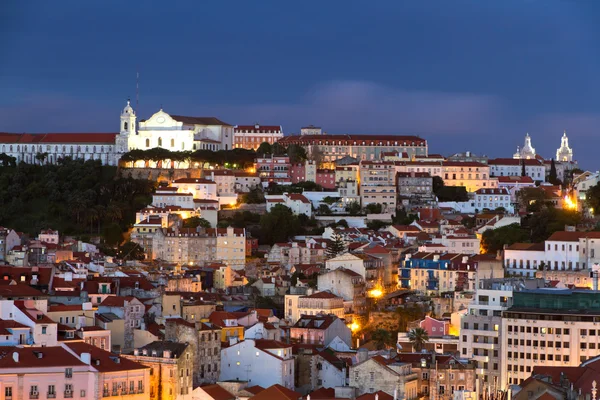 Старый город Лисбон ночью, Португалия — стоковое фото