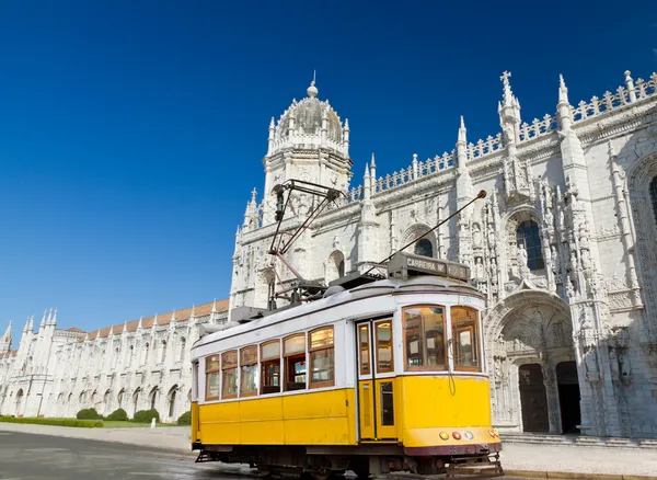 Eléctrico amarelo de Lisboa no Mosteiro de Jerónimos, Portugal — Fotografia de Stock