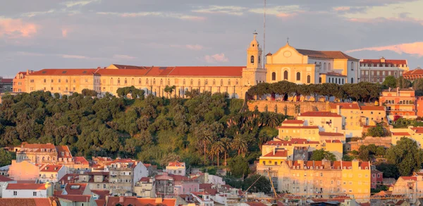 Lissabon gamla staden vid solnedgången — Stockfoto