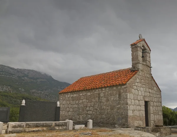 Rode overdekt kerk stenen kerk in de bergen van montegro met een stom pul — Stockfoto