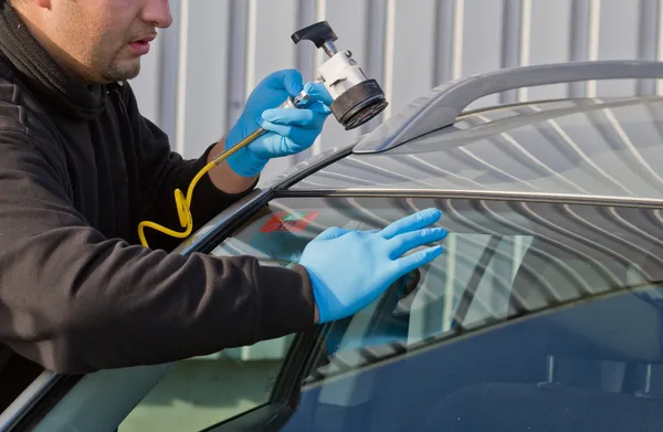 Repair crack in windshield — Stock Photo, Image