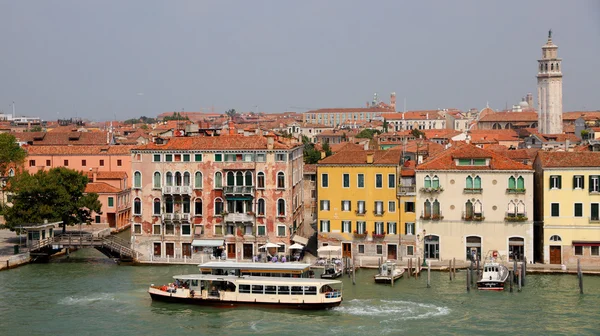 Историческая Венеция видна из воды — стоковое фото