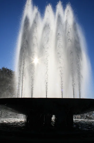 喷泉在太阳的光芒Κρήνη λάμπει στον ήλιο — 图库照片