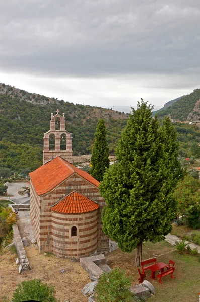 Vermelho telhados pequena igreja nas montanhas de Montenegro — Fotografia de Stock