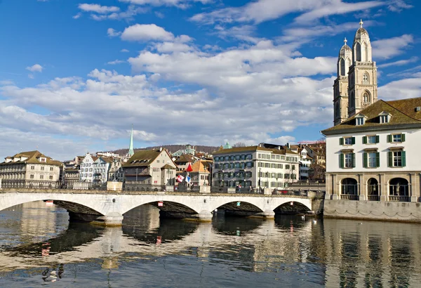 Muenster przejście mostu limmat centrum miasta Zurych — Zdjęcie stockowe