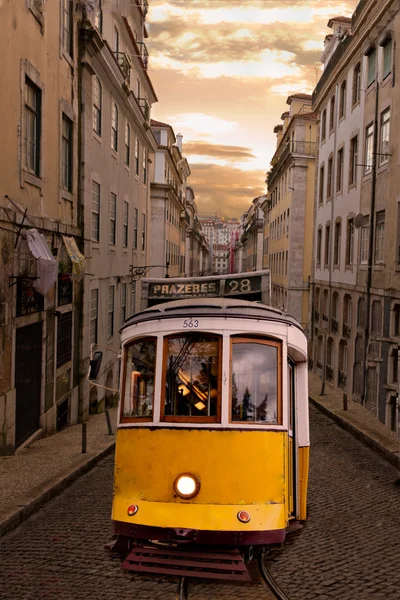 Gul spårvagn i Lissabon, portugal — Stockfoto
