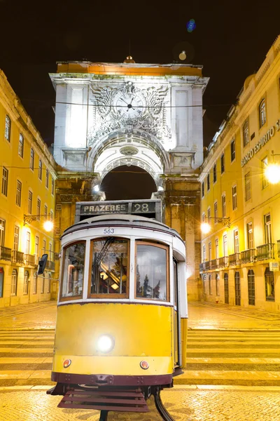 Lisboa: velho eléctrico amarelo com arco triunfal, Portugal — Fotografia de Stock