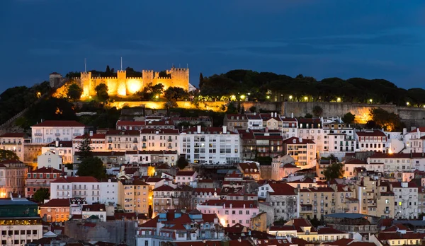 Замок Сао Жорж и Лисбон в центре города, ночь — стоковое фото