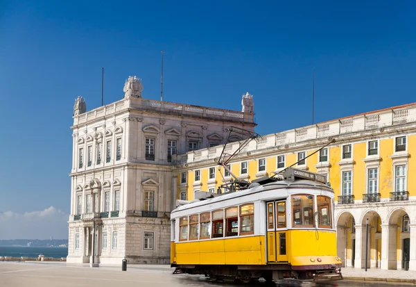 Lizbona żółta tramwaj na centralnym placu praca de comercio, Portugalia — Zdjęcie stockowe