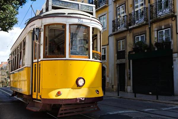 Klasik sarı tramvay Lizbon, Portekiz — Stok fotoğraf