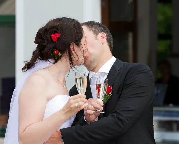 Les jeunes mariés y célèbrent leur mariage par un baiser — Photo