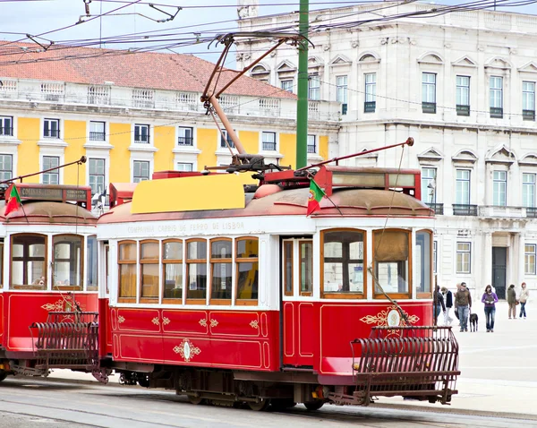 歴史あるリスボンはリスボン中央の正方形 Praca コマーシオ ポルトガルの前に木で部分的に造られた古典的な赤路面電車 — ストック写真