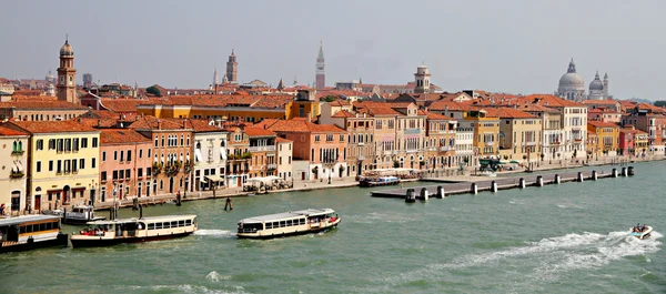 Старый город Венеции с моря — стоковое фото