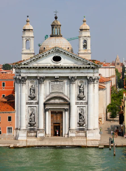 Ciudad de Venecia con iglesia Santa Maria del Rosario — Foto de Stock