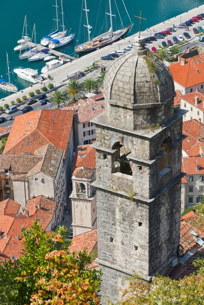 Kapel boven kotor stad en de baai van kotor, montenegro — Stockfoto