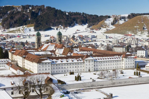 Klostret einsiedeln i vinter, Schweiz — Stockfoto
