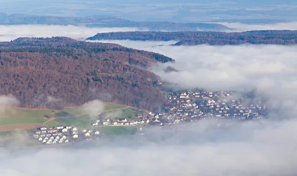 Деревни наполовину покрыты туманом — стоковое фото