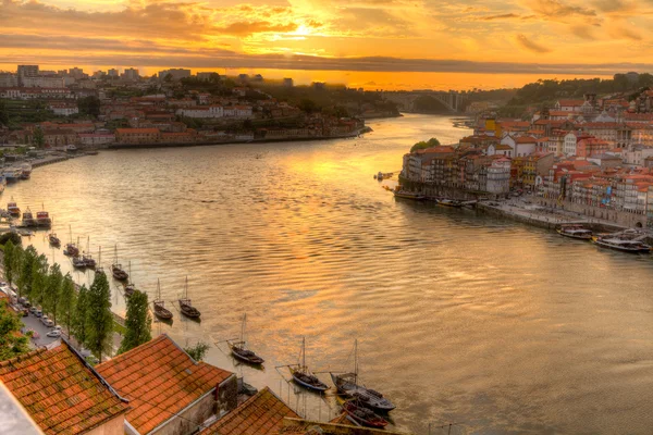 Porto med floden duoro i solnedgången — Stockfoto