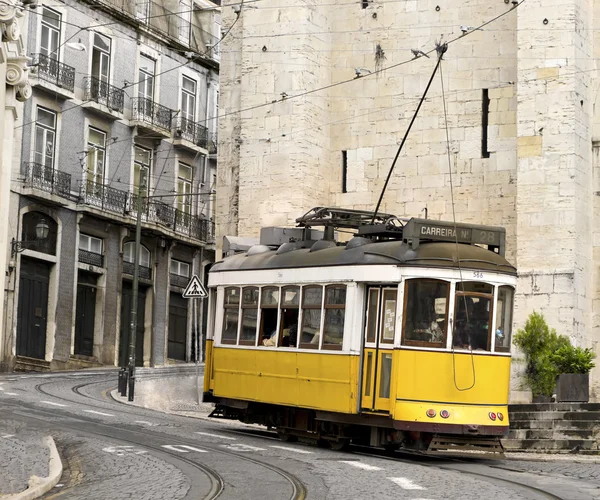 经典黄色有轨电车的里斯本，葡萄牙 — 图库照片