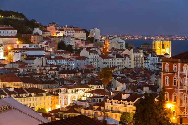 Lissabons gamla stan på natten, portugal — Stockfoto