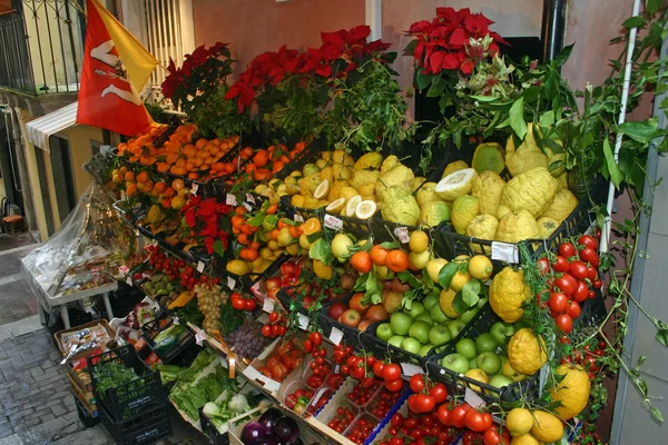 Carrinho de fruta de mercado — Fotografia de Stock