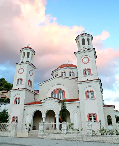 Kostel ve městě berat — Stock fotografie