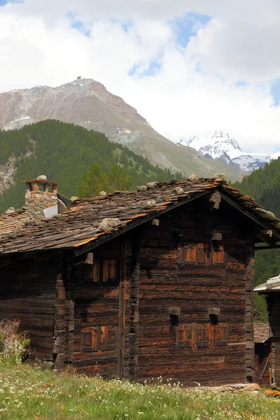Dağlarda pörsümüş bir ahşap ev — Stok fotoğraf