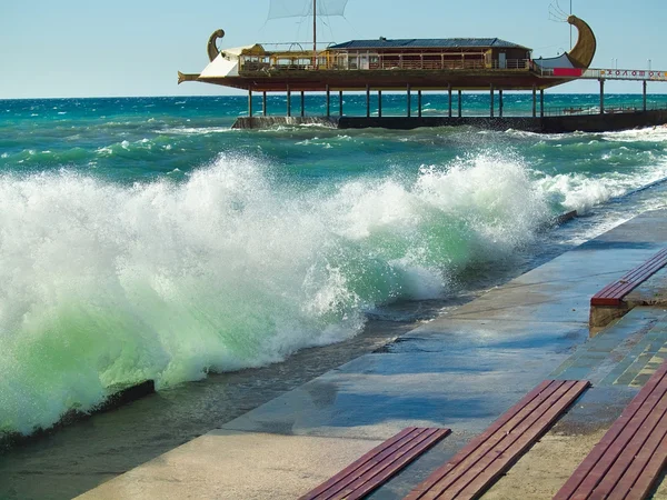 dalga deniz kıyısına yakın