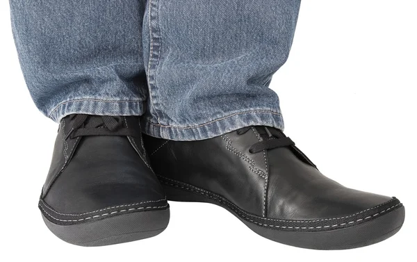Schwarze Lederschuhe, graue Jeans, lässige Herren-Turnschuhe — Stockfoto
