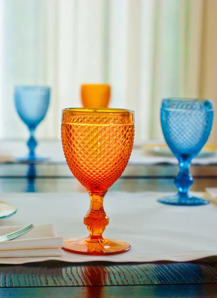 Weinglas auf einem Tisch — Stockfoto