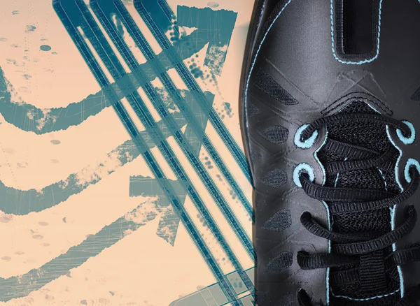 Fechar o sapato esporte preto no fundo grunge — Fotografia de Stock