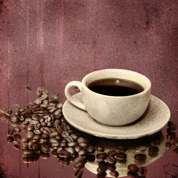 コーヒー カップとビンテージ背景に焼かれた豆 — ストック写真