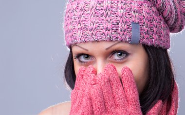 chica con hermosa vista en rosa sombrero y guantes