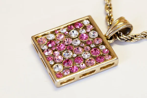 Colgante con diamantes de imitación rosa en cadena — Foto de Stock