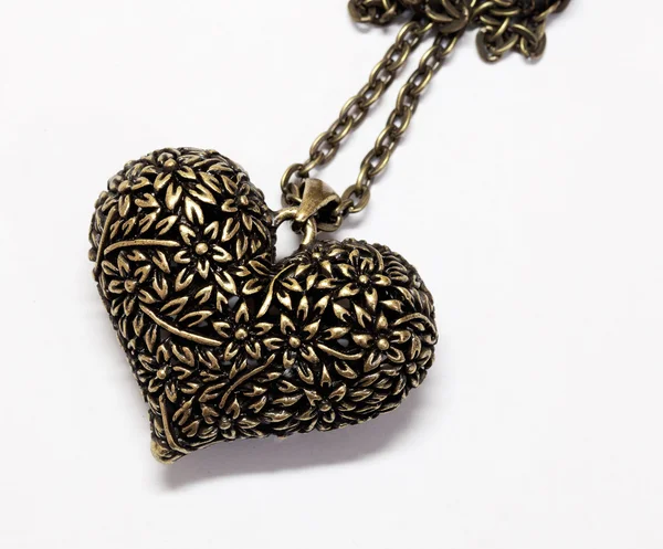 Подвеска в форме сердца, бронзового цвета с цепью — стоковое фото