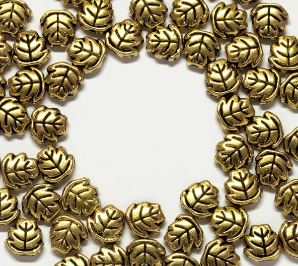 Feuilles de bijoux en or, renversé sur fond blanc avec place pour le texte — Photo