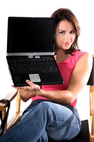 Donna con computer portatile in sedia direttori — Foto Stock