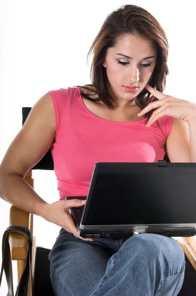 Женщина с ноутбуком в кресле директора — стоковое фото