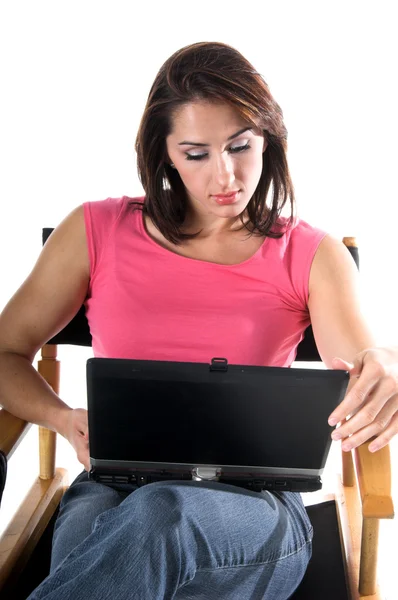 Frau mit Laptop im Chefsessel — Stockfoto